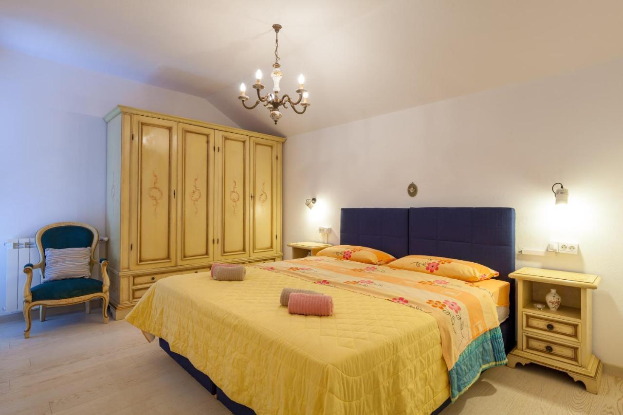 Holiday Home Duje โตรกีร์ ภายนอก รูปภาพ